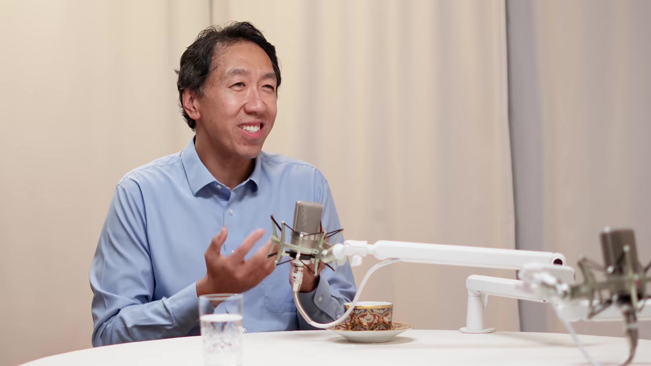 Silicon Valley Girl 인터뷰에서 웃으며 이야기하는 앤드루 응