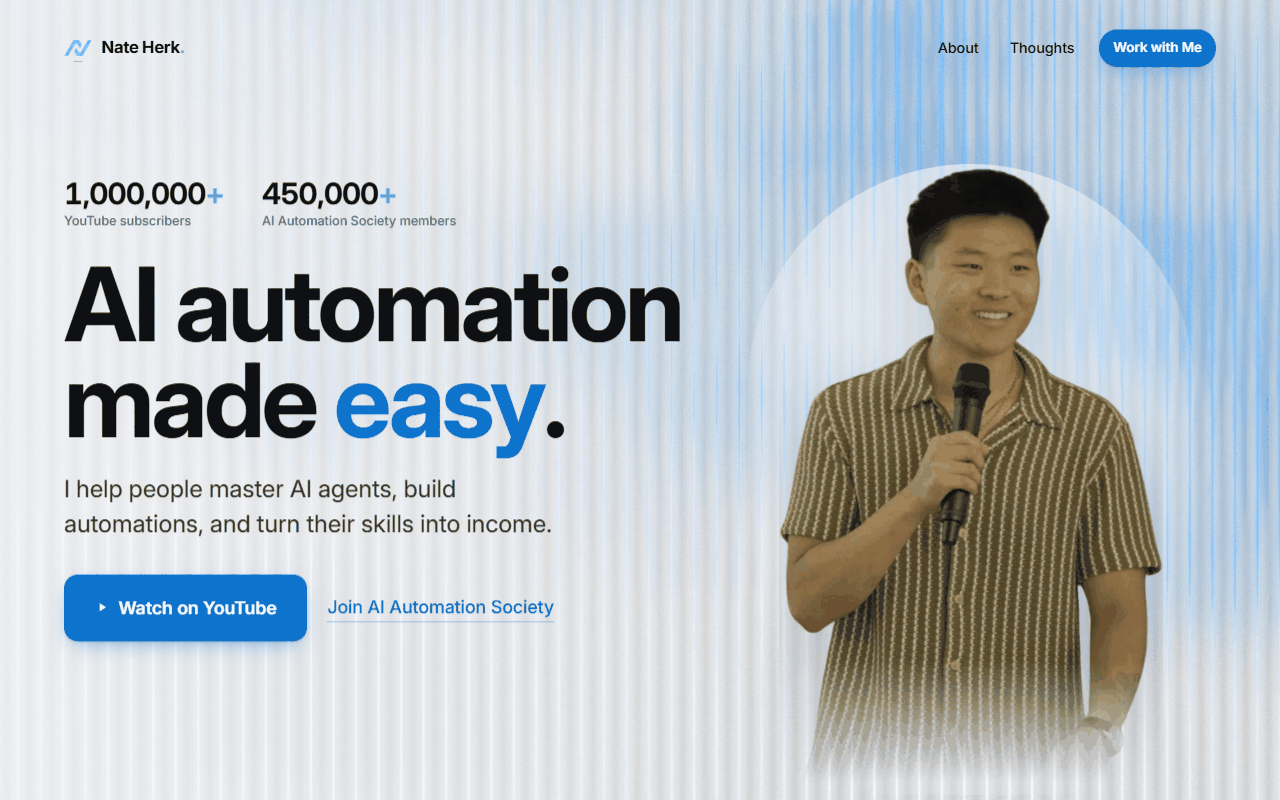 Nate Herk 개인 사이트 첫 화면. 밝은 바탕에 &ldquo;AI automation made easy&rdquo; 제목과 마이크를 든 인물 사진.