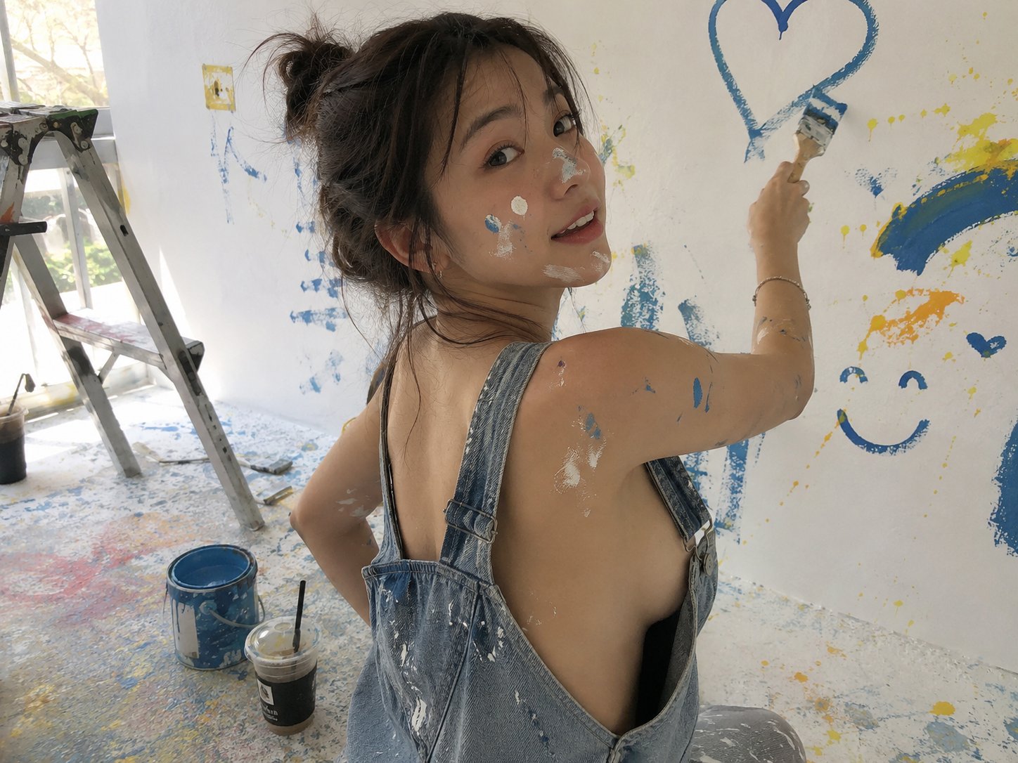 3장 헤더 — 벽을 칠하던 도중 어깨 너머로 돌아본 한 컷. 동작의 결과로 드러난 자세, 페인트 자국과 사다리가 만드는 흔적