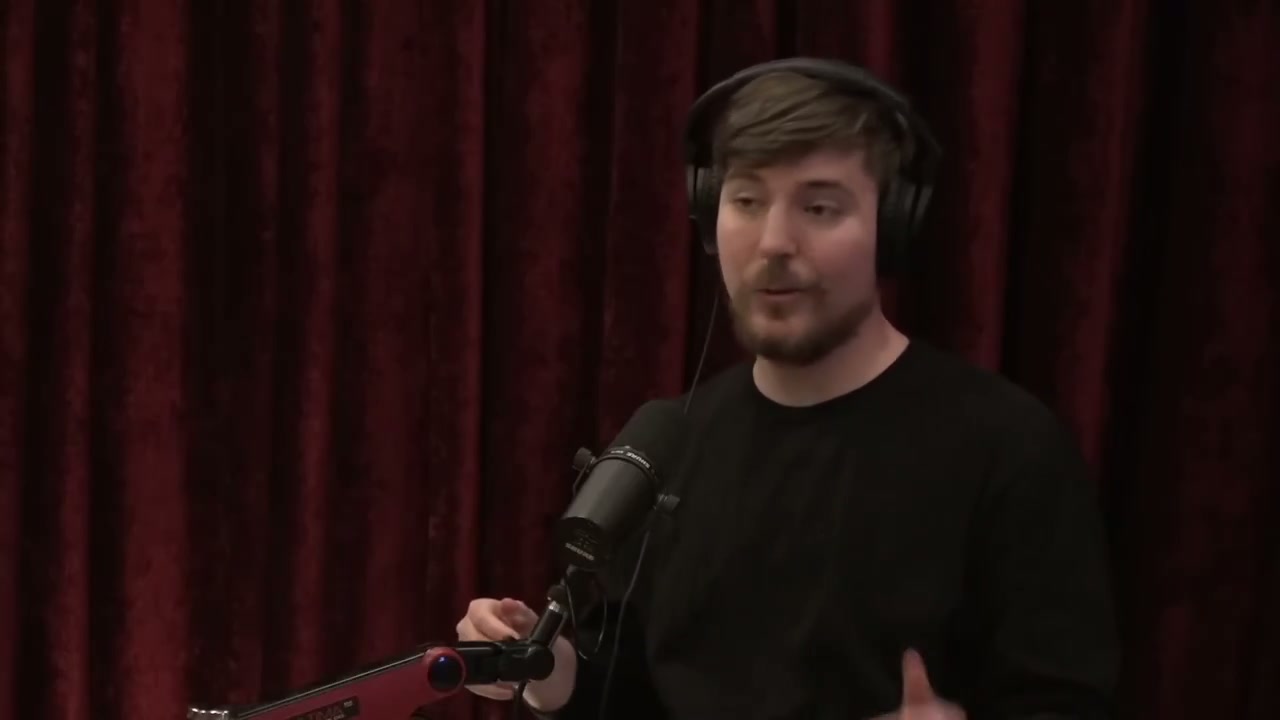 MrBeast가 Joe Rogan 스튜디오에서 유튜브 채널 성장 법칙을 설명하는 장면 (JRE #1788)