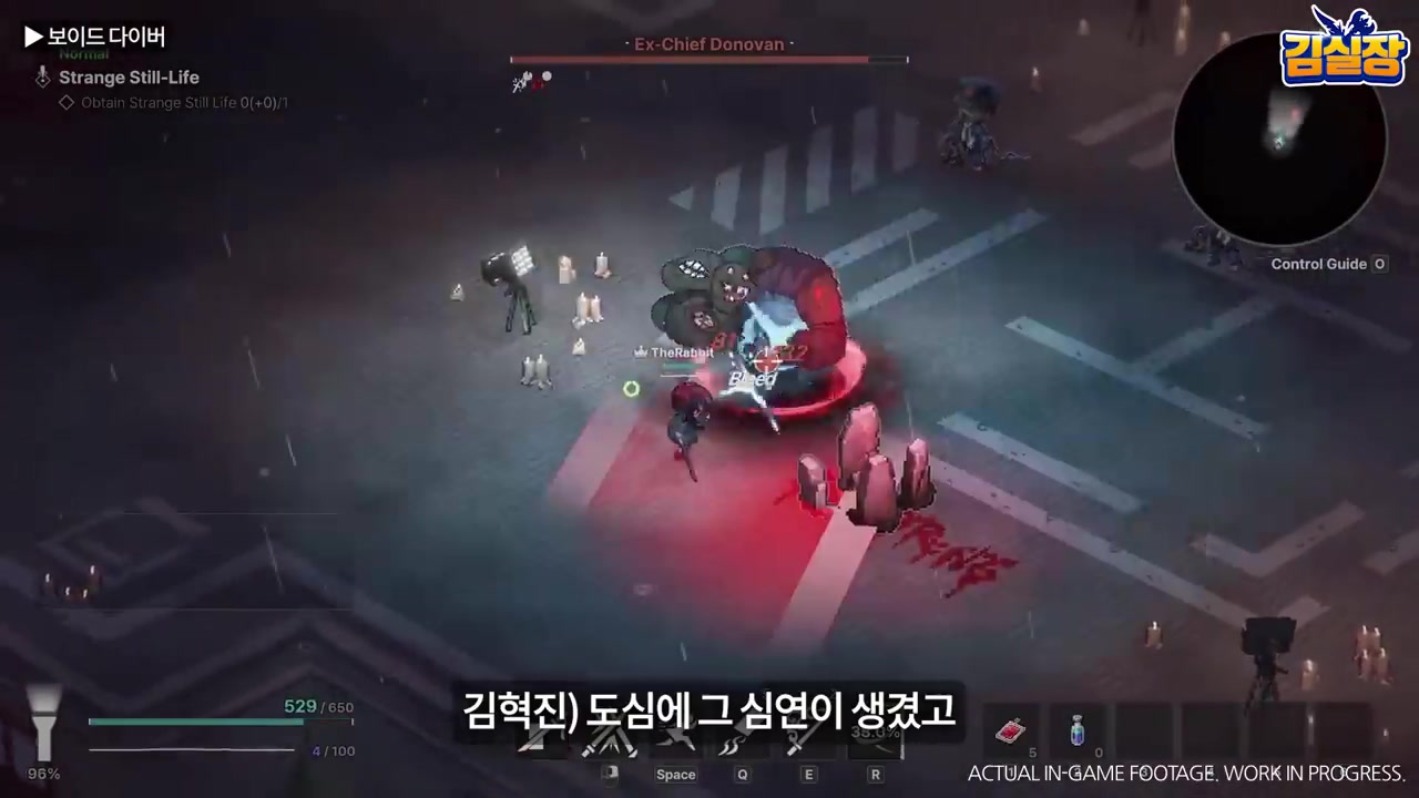 VOID DIVER에서 도심의 도로를 배경으로 여러 캐릭터가 적과 싸우는 장면.