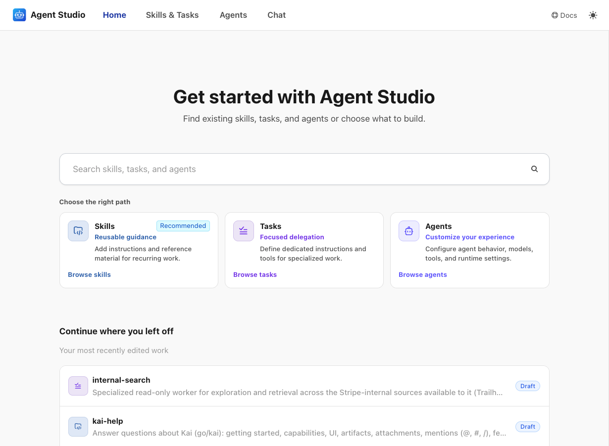 Agent Studio 시작 화면. 검색창 아래에 스킬(재사용 가능한 지침), 태스크(전용 위임), 에이전트(동작 설정)의 세 가지 선택지가 있고, 최근 편집한 작업으로 internal-search와 kai-help가 초안 상태로 표시된다.