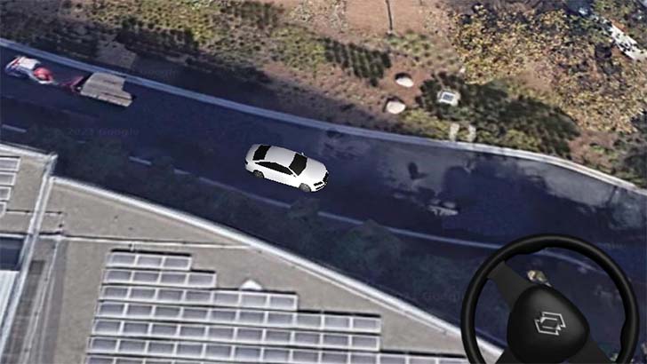 Google Maps 위성 지도에 표시된 도로 위의 자동차와 조향 장치