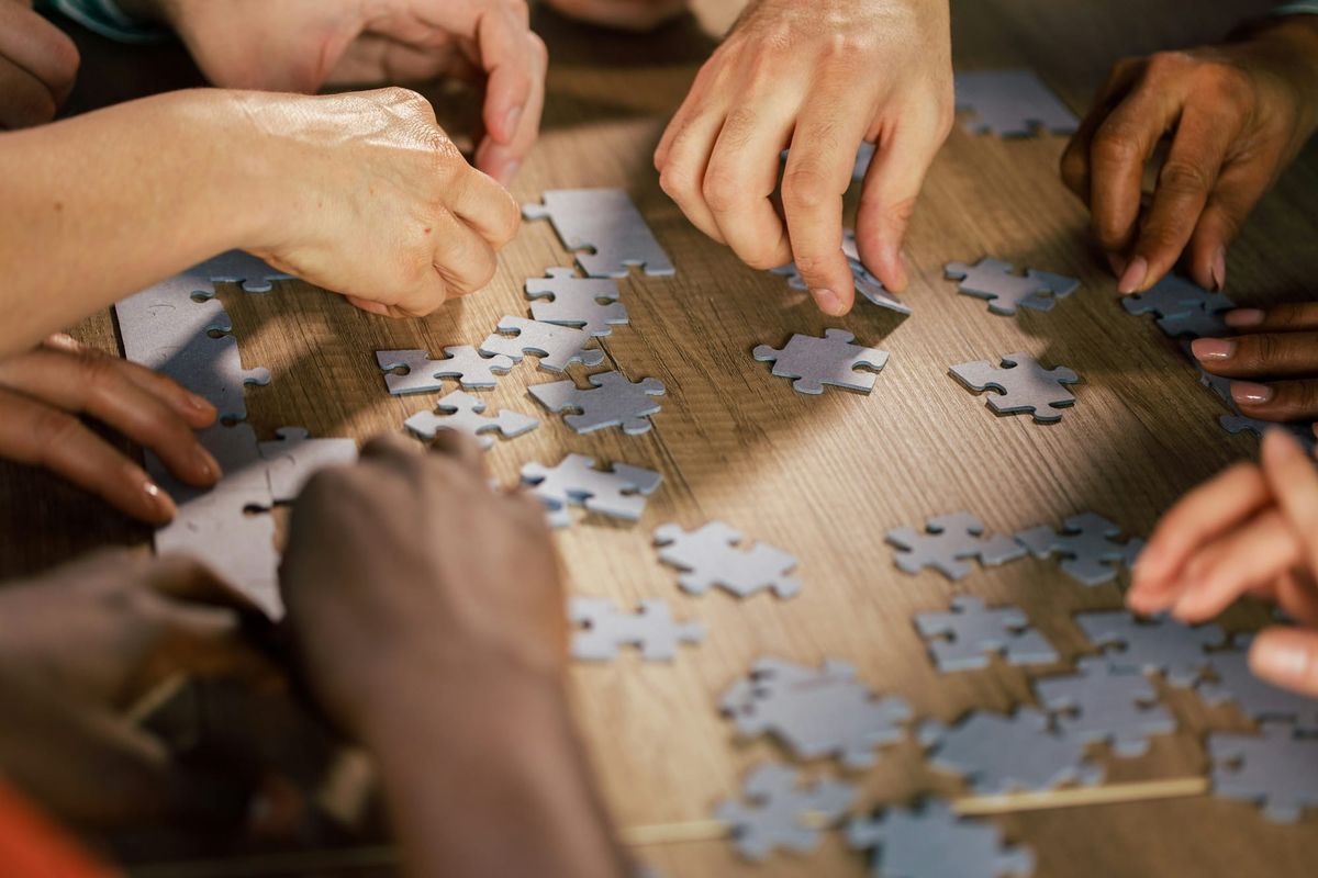 퍼즐을 함께 맞추는 사람들 — Getty Images via Unsplash